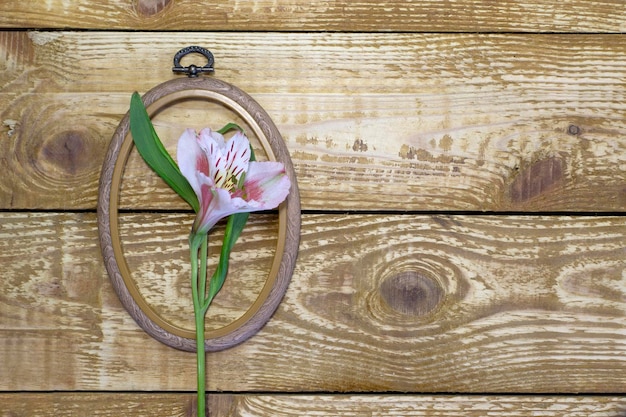 haftowany wieniec kwiatowy